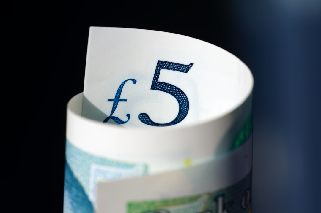 Am image of a rolled-up five pound note